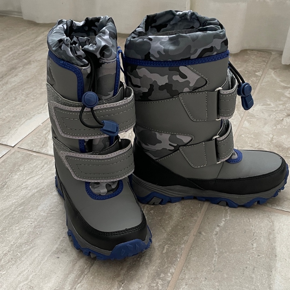Lands' End Kids Snow Flurry Boots, size 12